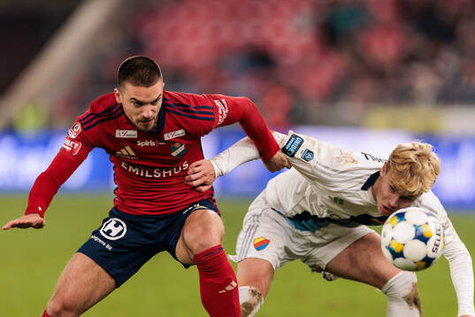 Östers Vladimir Rodic och Djurgårdens Theo Bergvall