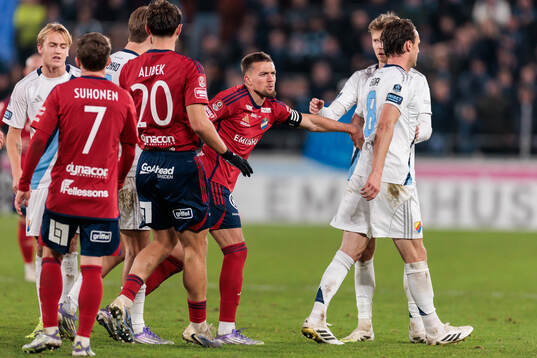 Östers Ivan Kricak knuffar Djurgårdens Albin Ekdal