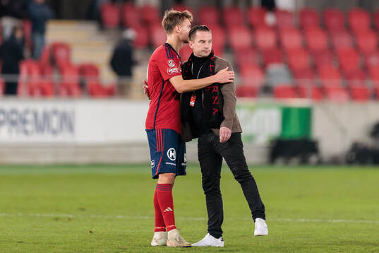 Östers Matias Tamminen och Östers klubbchef Jens