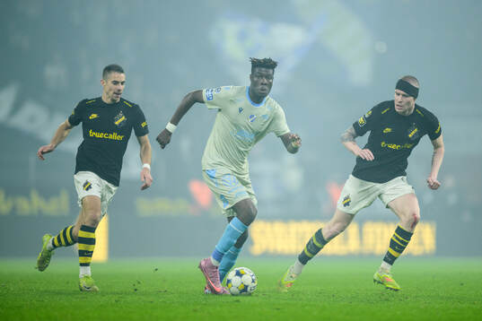 Halmstads Emmanuel Yeboah mot AIKs Dino Besirovic och