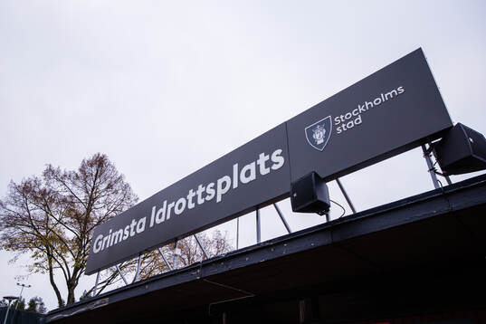En skylt ovanför huvudentrén till Grimsta IP