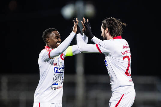 Degerfors Nahom Netabay och Dijan Vukojevic jublar