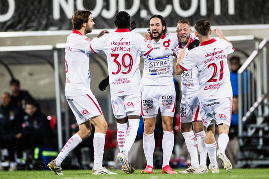Degerfors Dijan Vukojevic jublar med lagkamrater