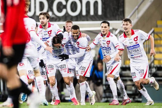 Degerfors Dijan Vukojevic jublar med lagkamrater
