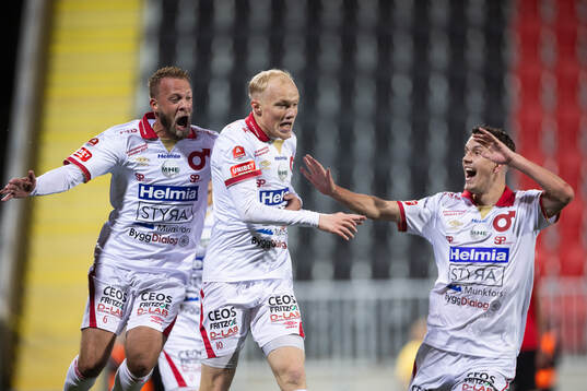 Degerfors Marcus Rafferty (m( jublar med Daniel Sundgren