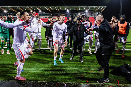 Degerfors lagledare Stig ”Stisse” Ekman jublar med