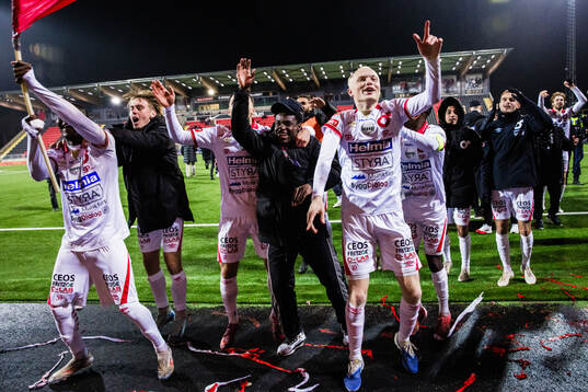 Degerfors Marcus Rafferty  jublar med lagkamrater