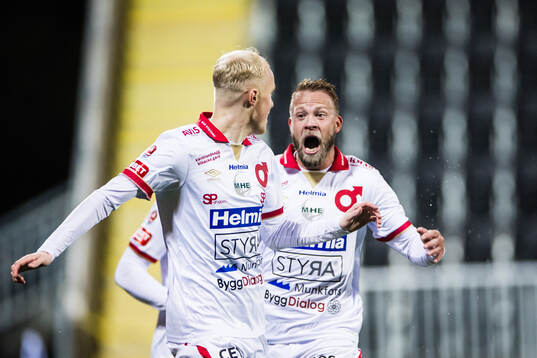 Degerfors Marcus Rafferty och Daniel Sundgren jublar