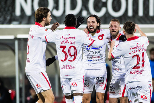 Degerfors Dijan Vukojevic jublar med Juhani Pikkarainen,