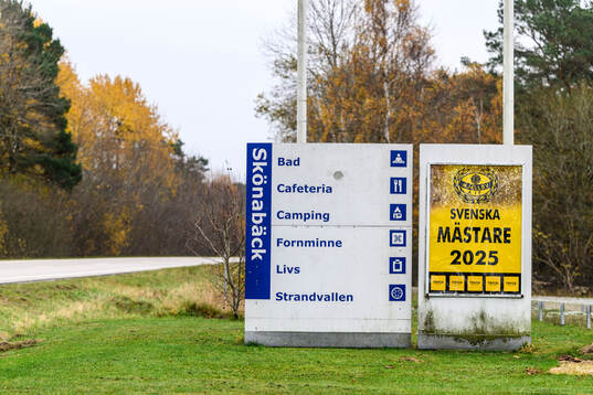 En skylt med texten Mjällby AIF - Svenska mästare 2025