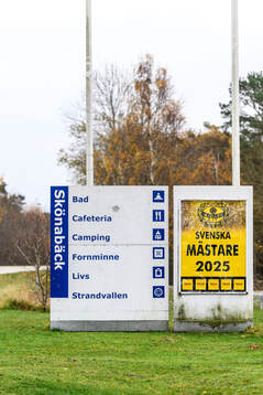 En skylt med texten Mjällby AIF - Svenska mästare 2025
