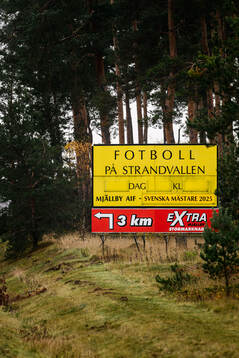 En skylt med texten Mjällby AIF - Svenska mästare 2025