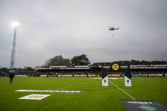 En helikopter med Mjällby-flagga