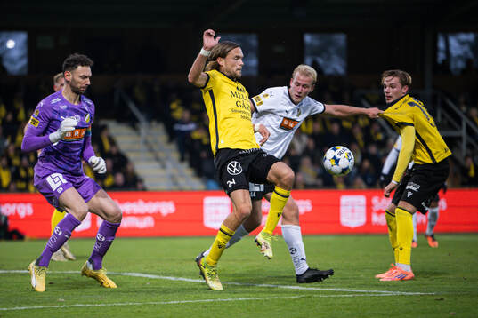 Häckens målvakt Etrit Berisha mot Mjällbys Tom