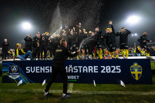 Mjällby jublar med Lennart Johanssons pokal