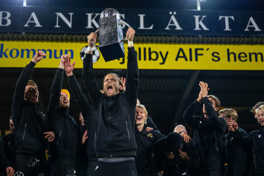 Mjällbys Tom Pettersson jublar med Lennart Johanssons pokal