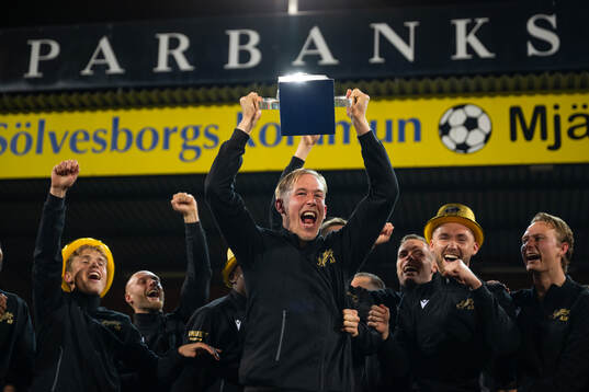 Mjällbys Herman Johansson jublar med Lennart Johanssons