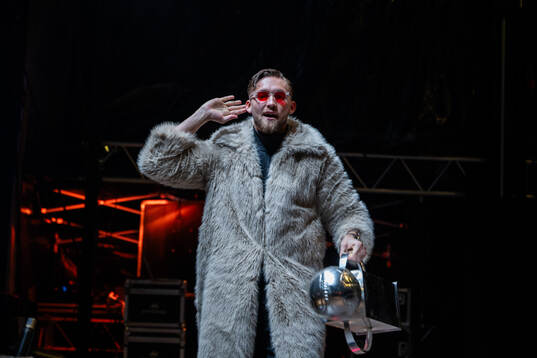 Mjällbys målvakt Noel Törnqvist jublar med Lennart