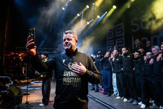 Mjällbys tränare Anders Torstensson jublar