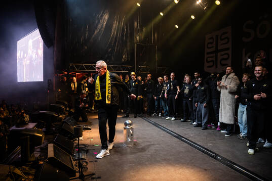 Mjällbys Sportchef Hasse Larsson jublar