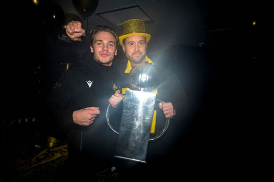 Mjällbys Jeppe Kjaer och klubbchef Jacob Lennartsson