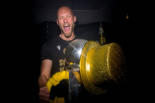 Mjällbys målvakt Alexander Lundin jublar med Lennart