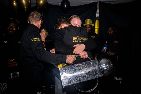 Mjällbys chefsscout Arvid Franzén jublar med Lennart