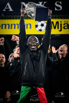 Mjällbys Abdoulie Manneh jublar med Lennart Johanssons