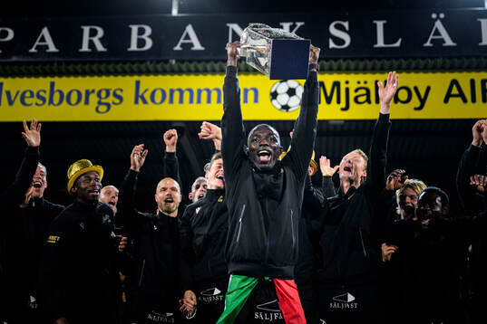 Mjällbys Abdoulie Manneh jublar med Lennart Johanssons