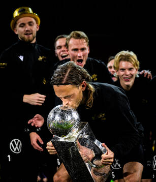 Mjällbys Tom Pettersson jublar med Lennart Johanssons pokal