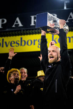 Mjällbys Viktor Gustafson  jublar med Lennart Johanssons