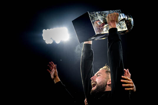 Mjällbys Adam Petersson jublar med Lennart Johanssons pokal