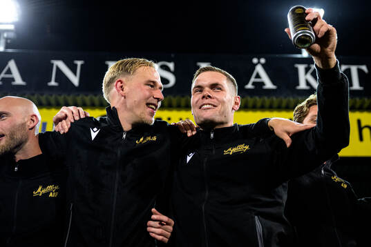 Mjällbys Herman Johansson och Jacob Bergström jublar