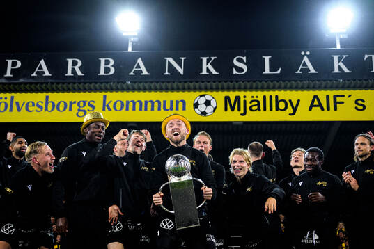 Mjällbys målvakt Noel Törnqvist jublar med Lennart
