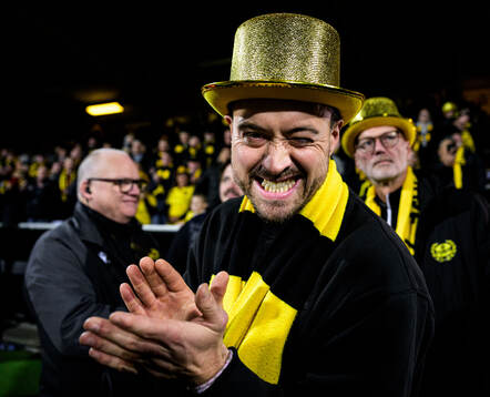 Mjällbys klubbchef Jacob Lennartsson jublar