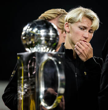 Mjällbys Romeo Leandersson och Lennart Johanssons pokal