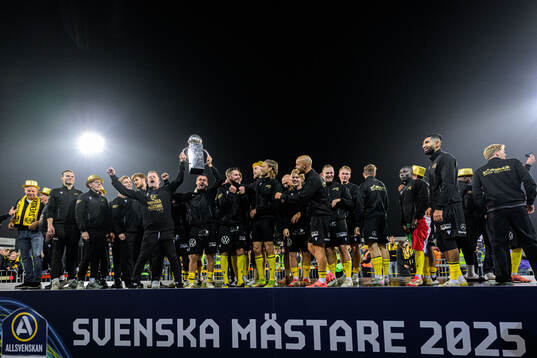 Mjällbys spelare och ledare jublar med Lennart Johanssons