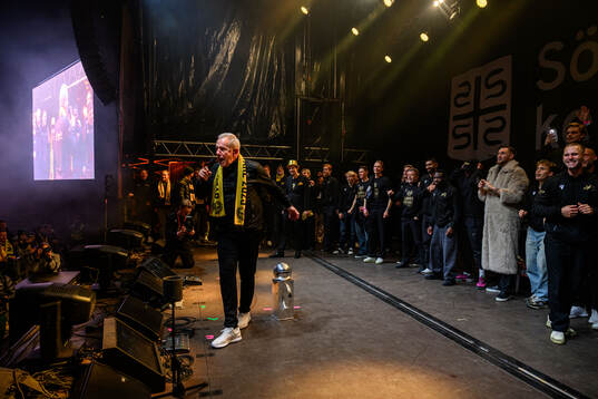 Mjällbys sportchef Hasse Larsson jublar på scen vid ett