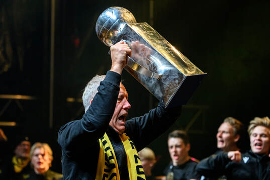 Mjällbys sportchef Hasse Larsson  jublar på scen vid ett