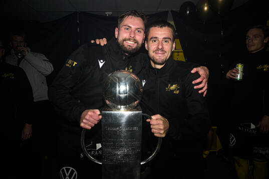 Mjällbys Axel Norén och Jesper Gustavsson jublar med