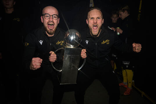 Mjällbys fystränare Albin Pålsson och fysioterapeut