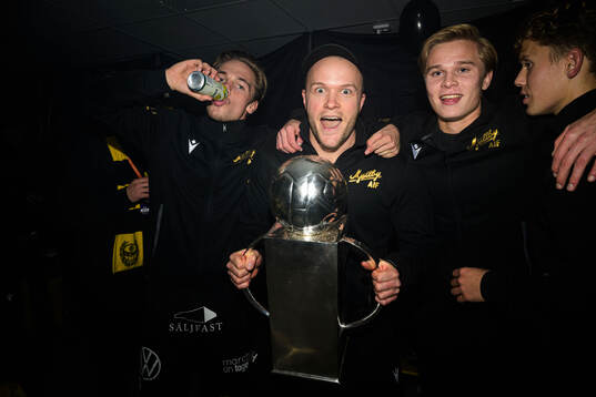 Mjällbys Jeppe Kjaer och naprapat Hampus Hedberg jublar