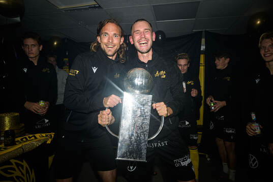 Mjällbys Tom Pettersson och Adam Petersson jublar med
