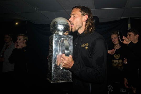 Mjällbys Tom Pettersson jublar med Lennart Johanssons pokal