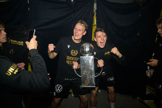 Mjällbys Alexander Johansson och Elliot Stroud jublar med
