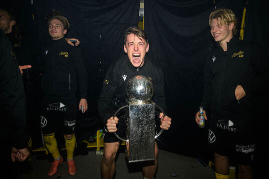 Mjällbys Elliot Stroud jublar med Lennart Johanssons pokal