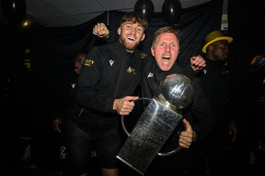 Mjällbys målvakt Noel Törnqvist och players manager