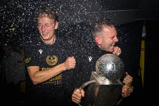 Mjällbys Alexander Johansson och Adam Petersson jublar med