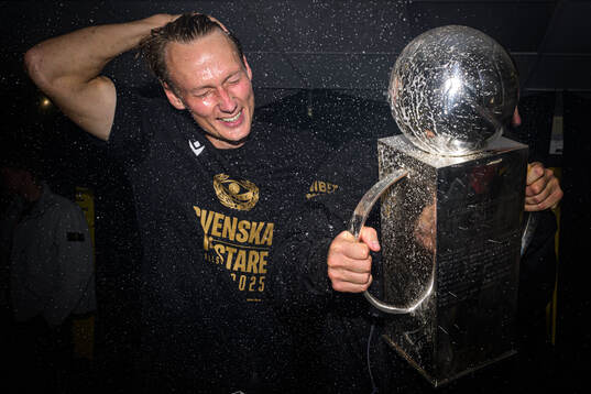 Mjällbys Alexander Johansson jublar med Lennart Johanssons