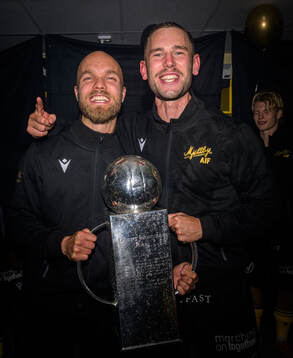 Mjällbys Viktor Gustafson och Adam Petersson jublar med